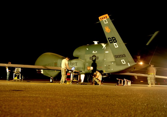 Với hệ thống ra-đa có độ phân giải cao (SAR), Global Hawk có thể nhìn xuyên qua những đám mây dày đặc và hoạt động hiệu quả trong tình trạng bão cát.